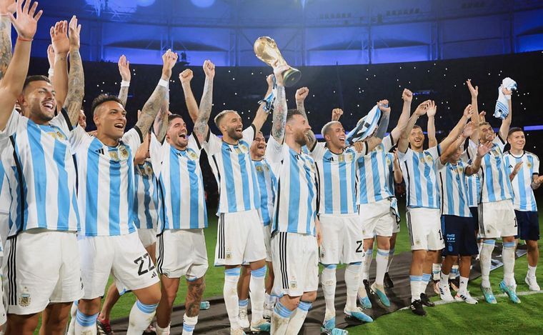 En este momento estás viendo Argentina se mantiene primera en el ranking FIFA y Brasil cae al quinto lugar