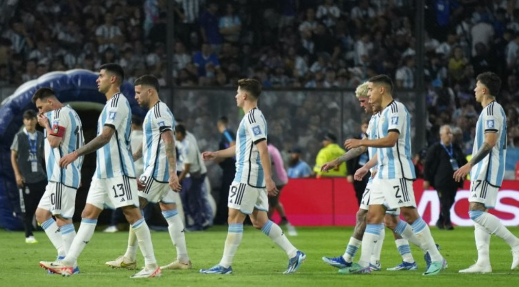 Lee más sobre el artículo Fin del invicto en las Eliminatorias: Argentina perdió con el Uruguay de Bielsa en la Bombonera