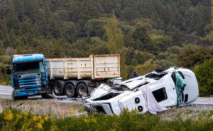 Lee más sobre el artículo Son siete los turistas fallecidos por el siniestro entre una combi y un camión en Ruta 40