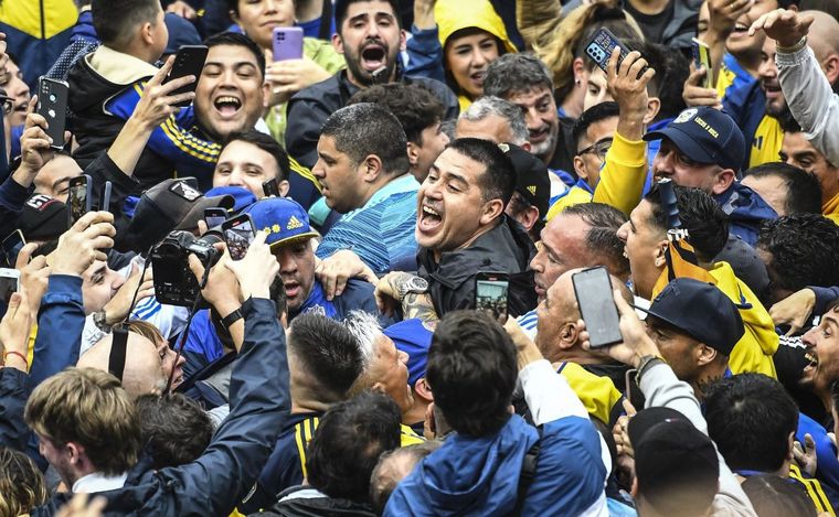 En este momento estás viendo Tras vencer al macrismo en las urnas, Riquelme asume como presidente de Boca