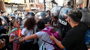 Lee más sobre el artículo Seis detenidos y un policía atropellado en la desconcentración de la marcha