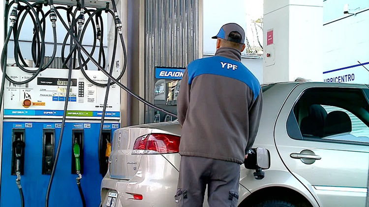 Lee más sobre el artículo Aumento de combustibles: YPF se sumó al incremento de hasta 37%