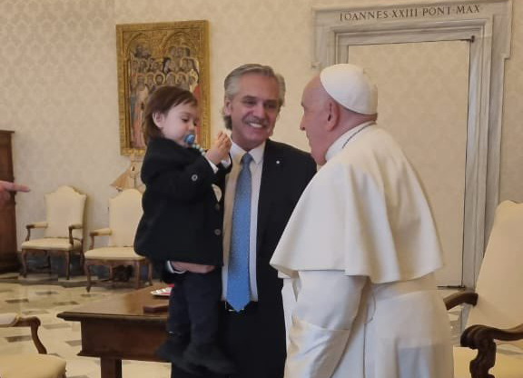 En este momento estás viendo El papa Francisco recibió a Alberto Fernández y a su hijo en Roma