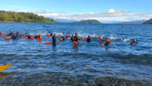 Lee más sobre el artículo Los nadadores de aguas abiertas vuelven a desafiar al Nahuel Huapi