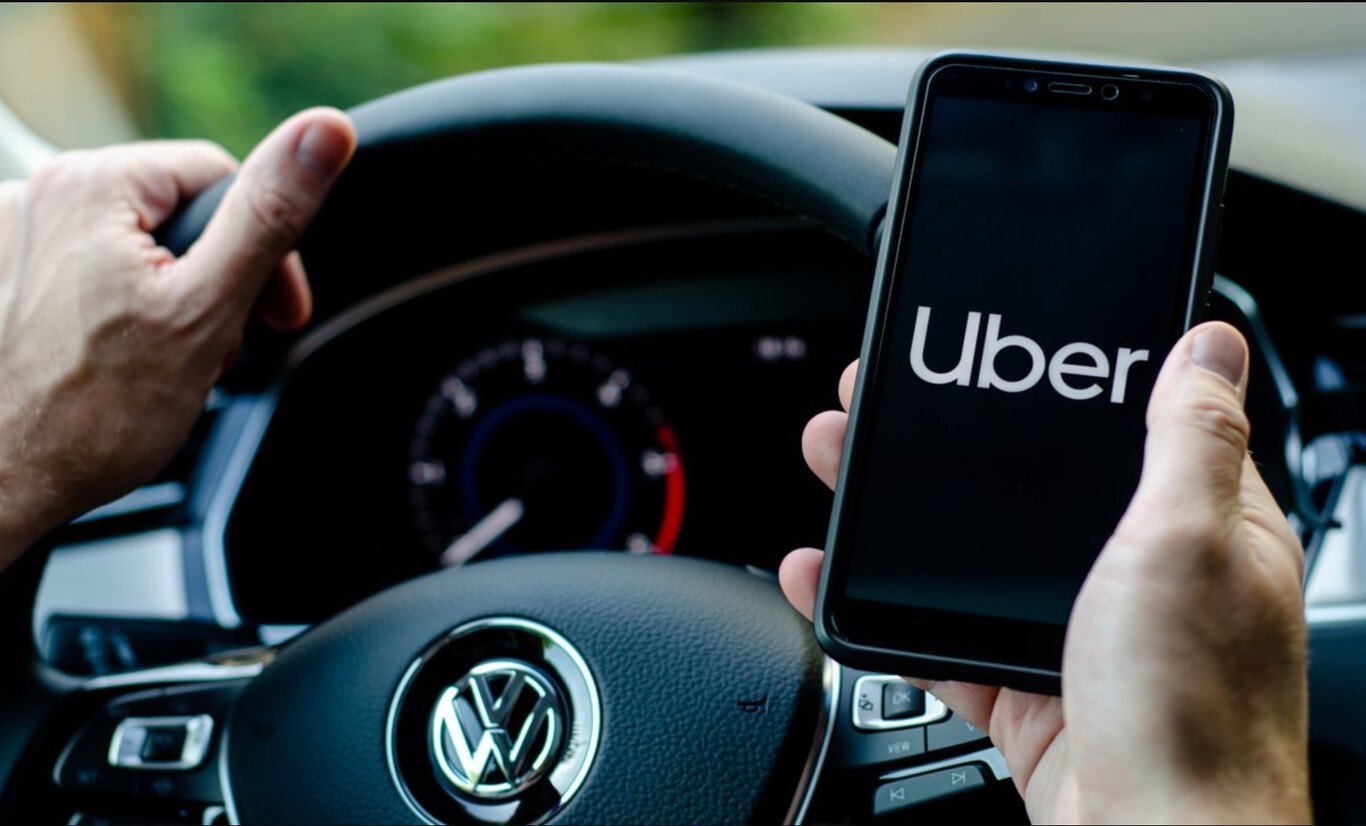 Lee más sobre el artículo Denuncian que las aplicaciones como Uber ofrecen viajes ilegales en todo el Alto Valle: «Prometen buenos precios y después triplican la tarifa»