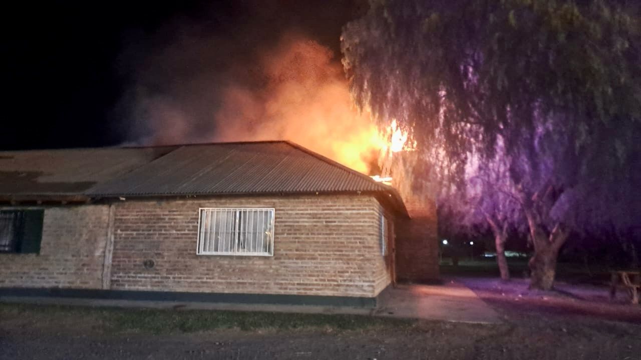 En este momento estás viendo Weretilneck condenó incendio del SUM de Valle Azul y prometió su reconstrucción