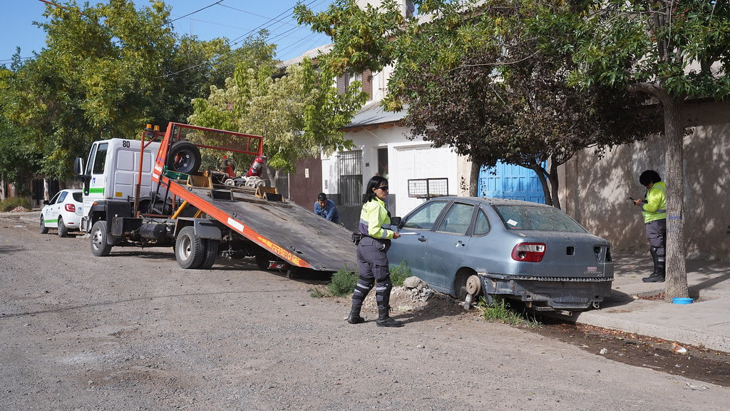 Lee más sobre el artículo El Municipio retira autos abandonados de la vía pública
