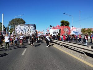 Lee más sobre el artículo Piqueteros y movimientos sociales inician hoy un plan de lucha unificado contra el gobierno de Milei