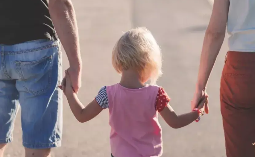 Lee más sobre el artículo Buscan familia solidaria para una niña de Roca