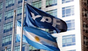 Lee más sobre el artículo El gobierno apeló el fallo por la nacionalización de YPF y pidió que se juzgue en el país