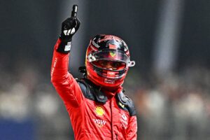 Lee más sobre el artículo Verstappen abandonó y Sainz ganó con Ferrari en la Fórmula 1 en Australia