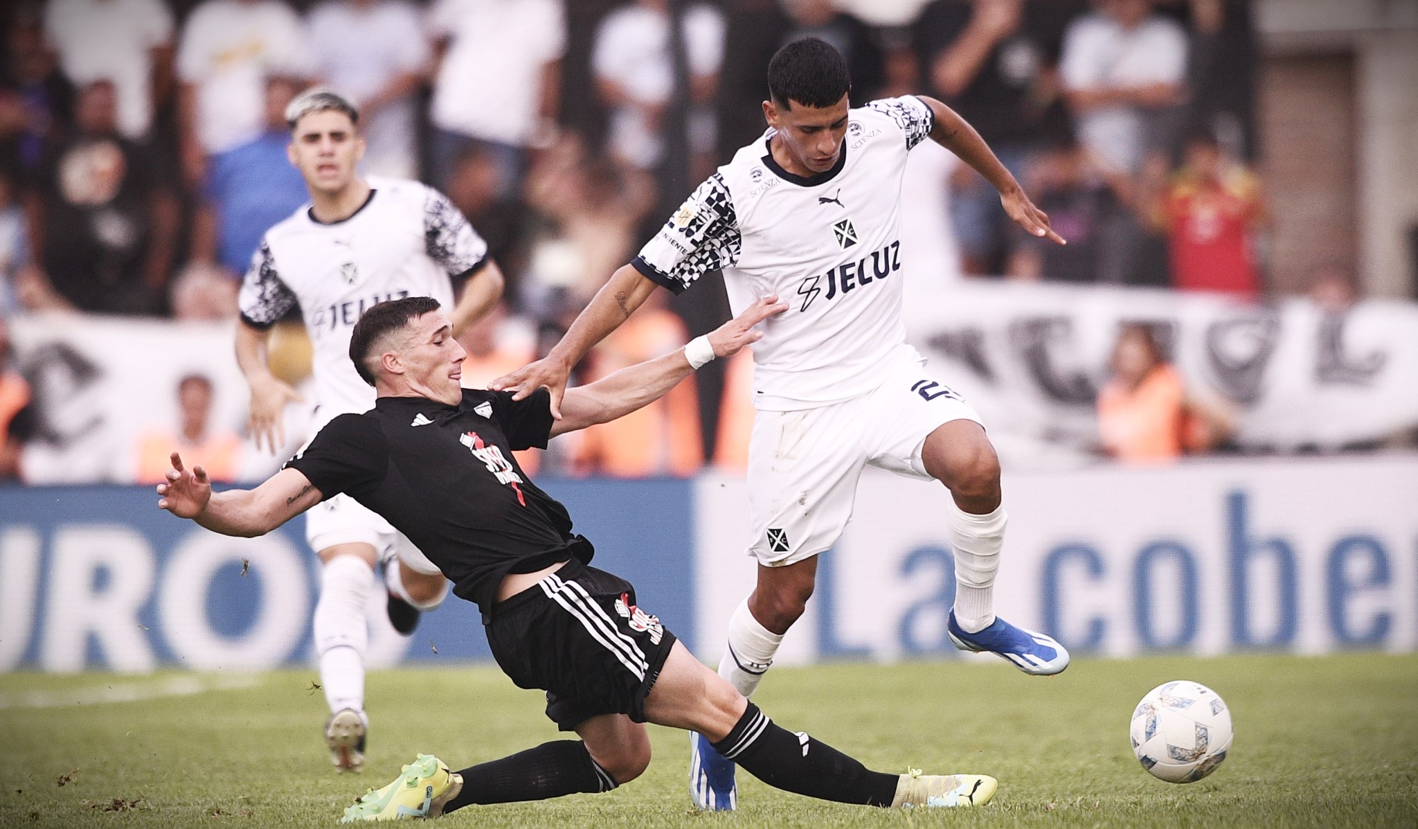 En este momento estás viendo Histórico triunfo de Riestra ante Independiente