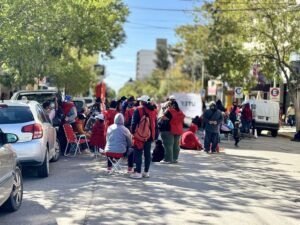 Lee más sobre el artículo Referentes de merenderos iniciaron un acampe en el Municipio y Buteler lo repudió