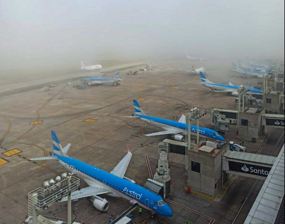 Lee más sobre el artículo Más de 60 vuelos afectados por el temporal en Aeroparque y Ezeiza