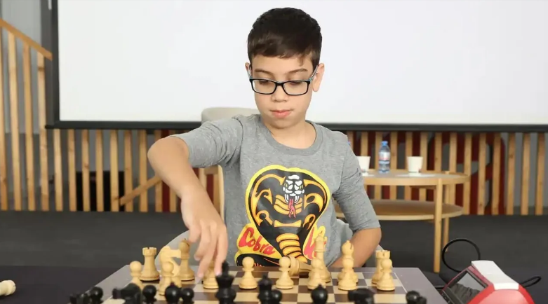 Lee más sobre el artículo Un argentino de 10 años derrotó al número uno de ajedrez en el Bullet Brawl 2024