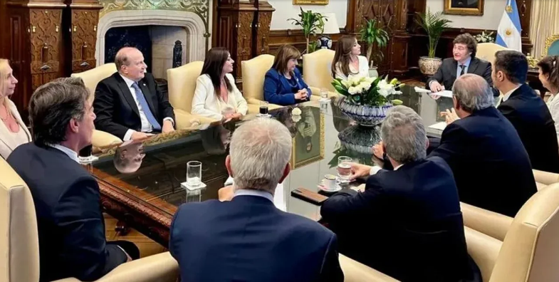 En este momento estás viendo Milei reúne a su equipo con Menem y Villarruel incluidos tras el rechazo del DNU en el Senado