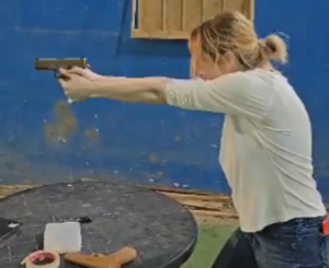 Lee más sobre el artículo Lilia Lemoine mostró cómo practica tiro