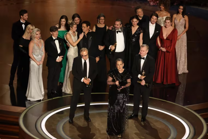 Lee más sobre el artículo Premios Oscar 2024: Oppenheimer fue la gran ganadora de la noche con siete estatuillas