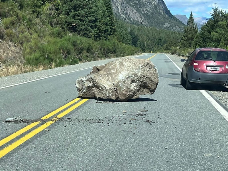 En este momento estás viendo Piedras de grandes dimensiones cayeron sobre la Ruta 40 en El Bolsón