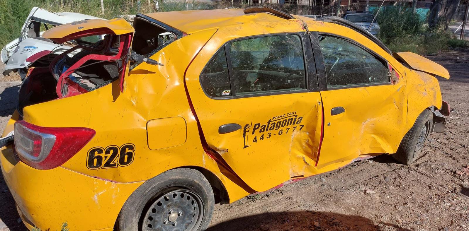 En este momento estás viendo Robaron un taxi en Neuquén y lo volcaron en Cipolletti