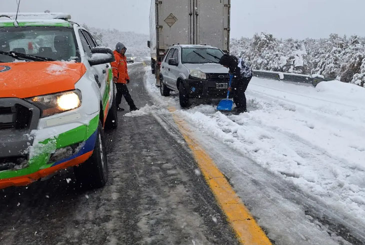 Protección Civil realiza trabajos de asistencia por la nevada Bariloche y El Bolsón