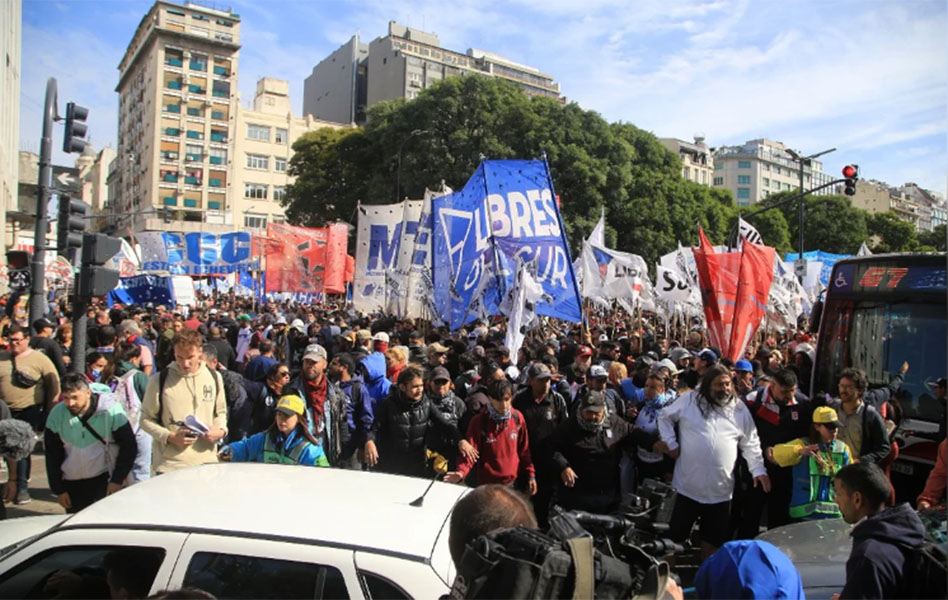 Lee más sobre el artículo Buenos Aires: tensión y detenidos por una manifestación en la 9 de Julio