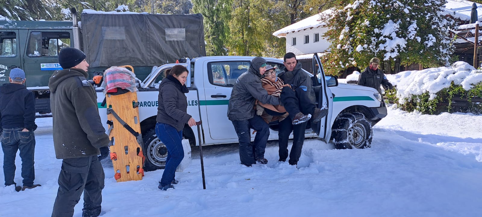 Gendarmería rescató a más de 20 personas atrapadas por el temporal de nieve