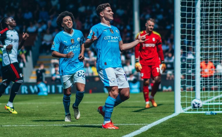 Julián Álvarez cerró la goleada del Manchester City, que sueña con la Premier