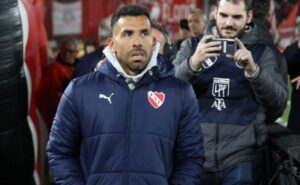 Lee más sobre el artículo Carlos Tevez dejará de ser el DT de Independiente