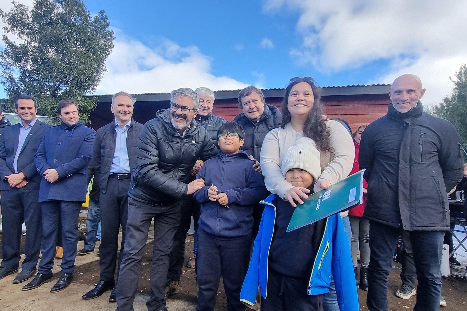 Lee más sobre el artículo Weretilneck entregó viviendas y escrituras a más de 50 familias en Bariloche