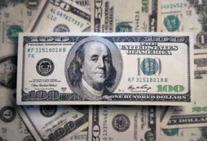Lee más sobre el artículo El dólar blue siguió su escalada y cerró a $1230