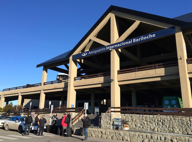 En este momento estás viendo Piden que el aeropuerto de Bariloche y su acceso lleven los nombres de Malvinas y Carballo