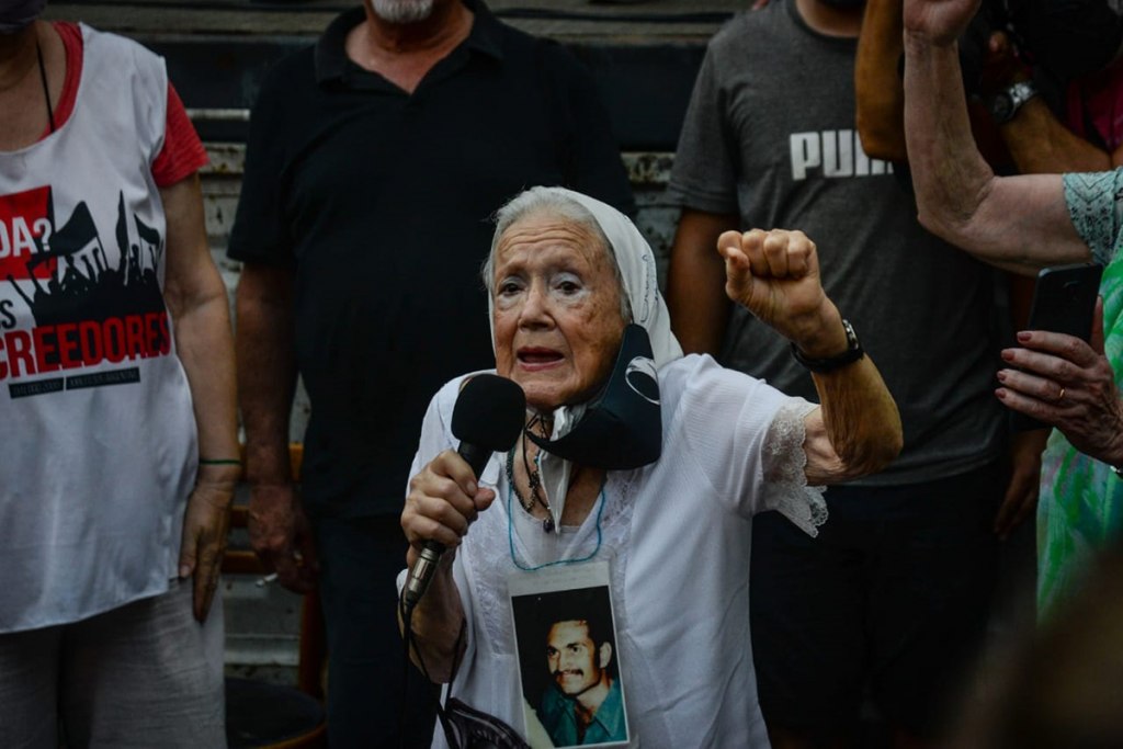 En este momento estás viendo Falleció Nora Cortiñas, presidenta de Madres de Plaza de Mayo Línea Fundadora