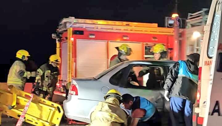 En este momento estás viendo Dos personas perdieron la vida al impactar el vehículo contra un muro en Ruta 22