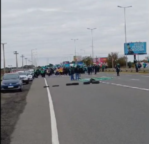 Lee más sobre el artículo ATE bloquea los accesos al aeropuerto de Córdoba  por la llegada Milei