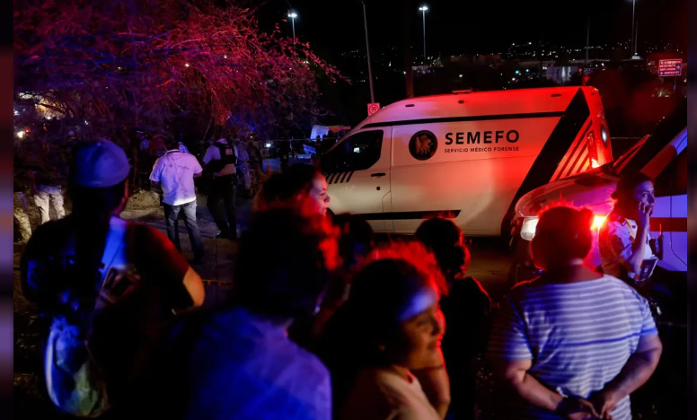 Lee más sobre el artículo Derrumbe en México deja al menos 9 muertos en acto de campaña: impactante video