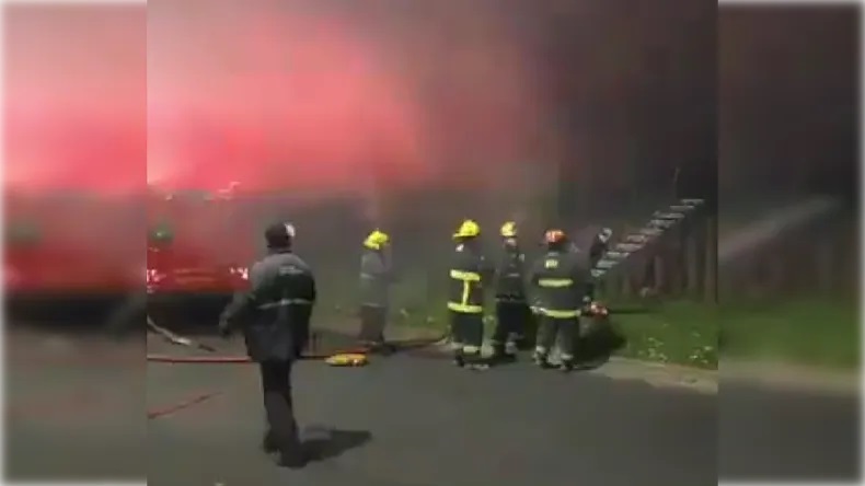 Feroz incendio en un depósito de trenes en Barrio Vagón en Gerli