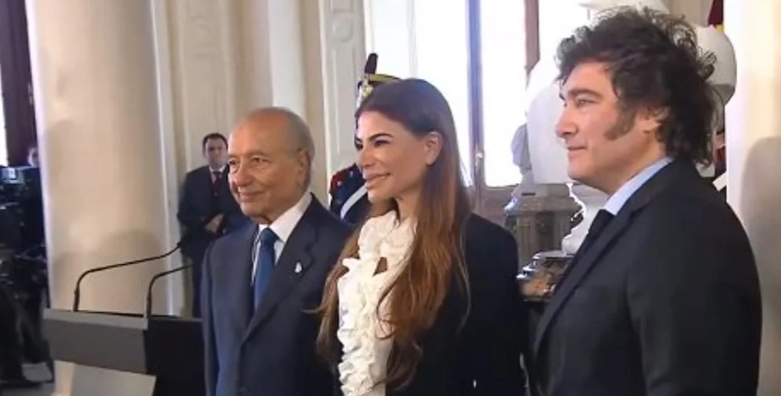 Lee más sobre el artículo Milei encabezaba la inauguración del busto de Menem en Casa Rosada