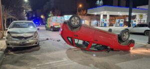 Lee más sobre el artículo Autovuelco en plena calle Fernández Oro