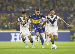 Lee más sobre el artículo En un partido caliente, Boca le ganó a Vélez con gol de Cavani en «La Bombonera»