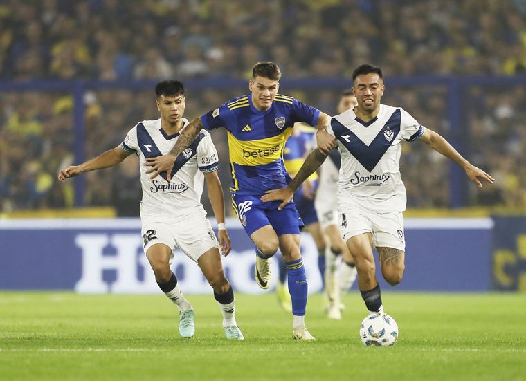 En este momento estás viendo En un partido caliente, Boca le ganó a Vélez con gol de Cavani en «La Bombonera»