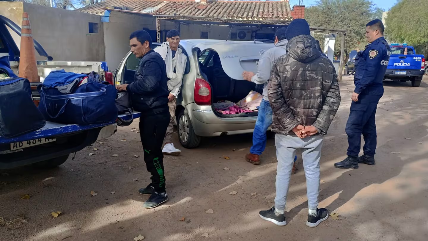 Lee más sobre el artículo Pararon a una familia de Santiago del Estero en la ruta y descubrieron que llevaban a su hija en el baúl