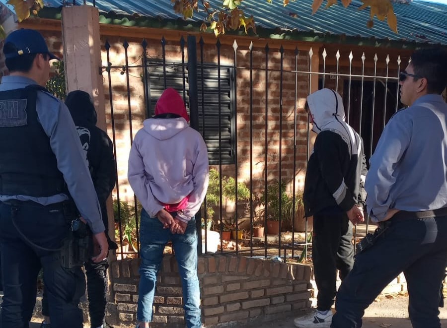 En este momento estás viendo Tres personas detenidas cuando pretendían robarle a un joven