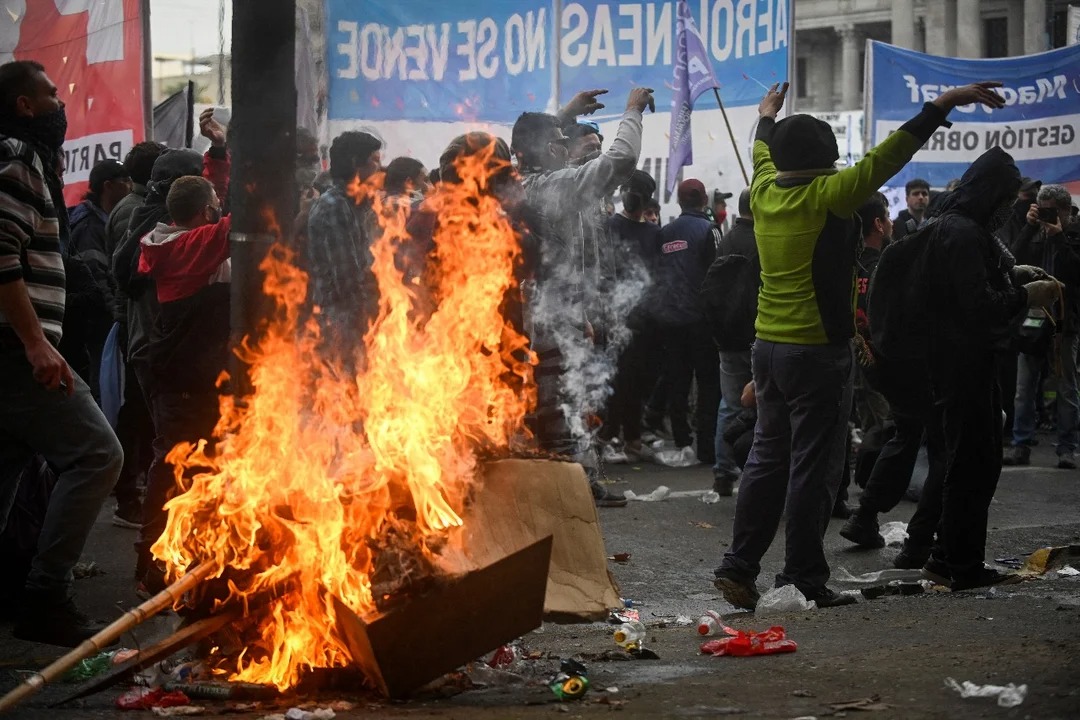 Lee más sobre el artículo Tensión en el Congreso entre fuerzas y manifestantes: 5 diputados fueron asistidos y prendieron fuego un auto