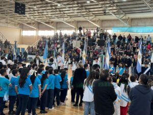 Lee más sobre el artículo Más de 200 alumnos de 4º grado prometieron la bandera en el Estadio Municipal