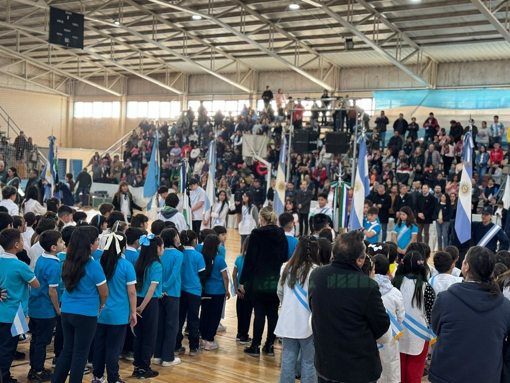 En este momento estás viendo Más de 200 alumnos de 4º grado prometieron la bandera en el Estadio Municipal