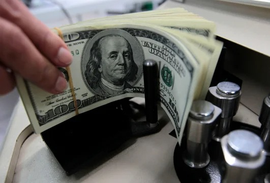 Lee más sobre el artículo El dólar blue volvió a subir, rompió su propio récord y la brecha pasó el 50%