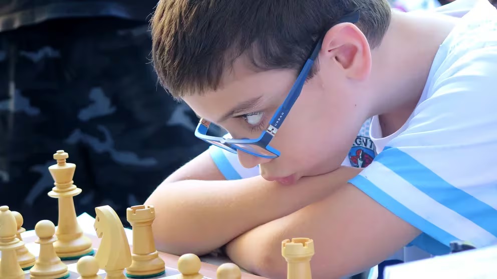 En este momento estás viendo El argentino de 10 años Faustino Oro se convirtió en el maestro internacional más joven de la historia