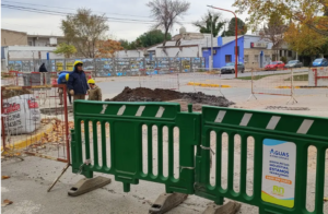 Lee más sobre el artículo Avanza a buen ritmo el recambio del colector cloacal de calle 25 de Mayo