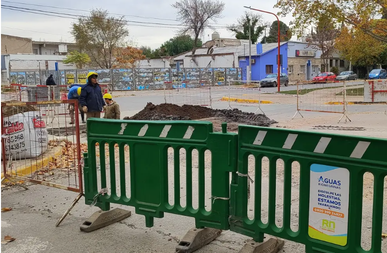 Lee más sobre el artículo Avanza a buen ritmo el recambio del colector cloacal de calle 25 de Mayo